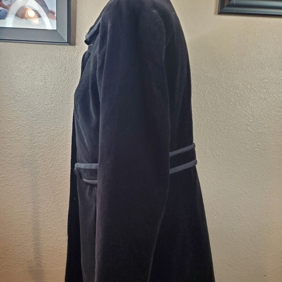 Beautiful Velvet Jacket - Picture 5 of 7